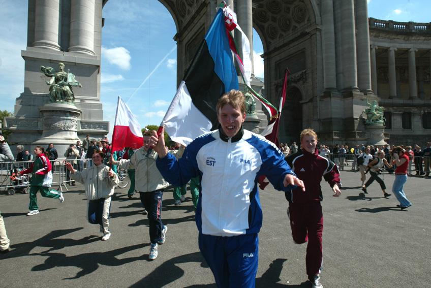 Journée de l’élargissement: arrivée des nouveaux drapeaux. Bruxelles, 1er mai 2004. 