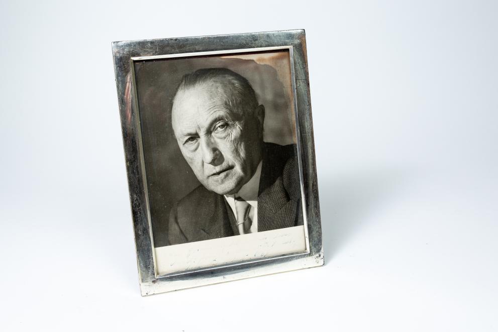 Portret van Konrad Adenauer met handtekening opgedragen aan Jean Monnet