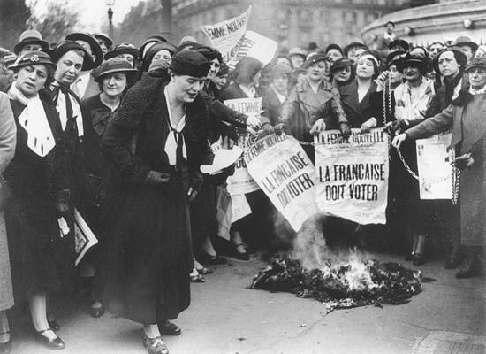 Louise Weiss bei einer Demonstration mit anderen Suffragetten