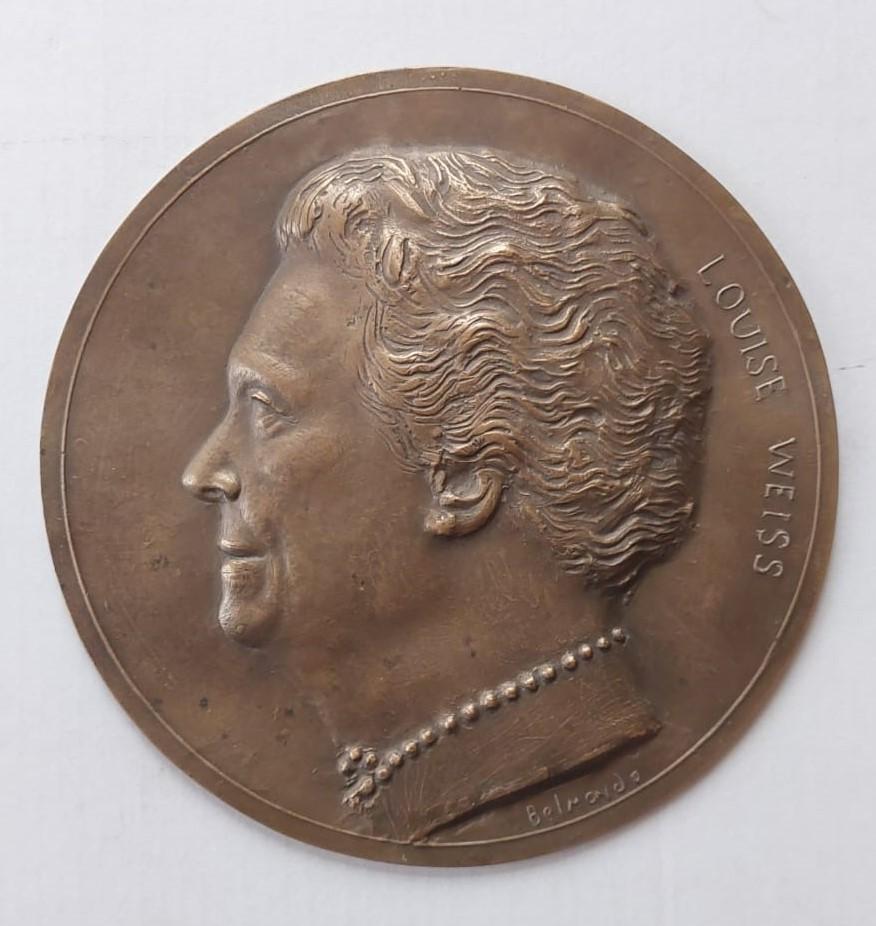 Medal of Louise Weiss by Paul Belmondo.