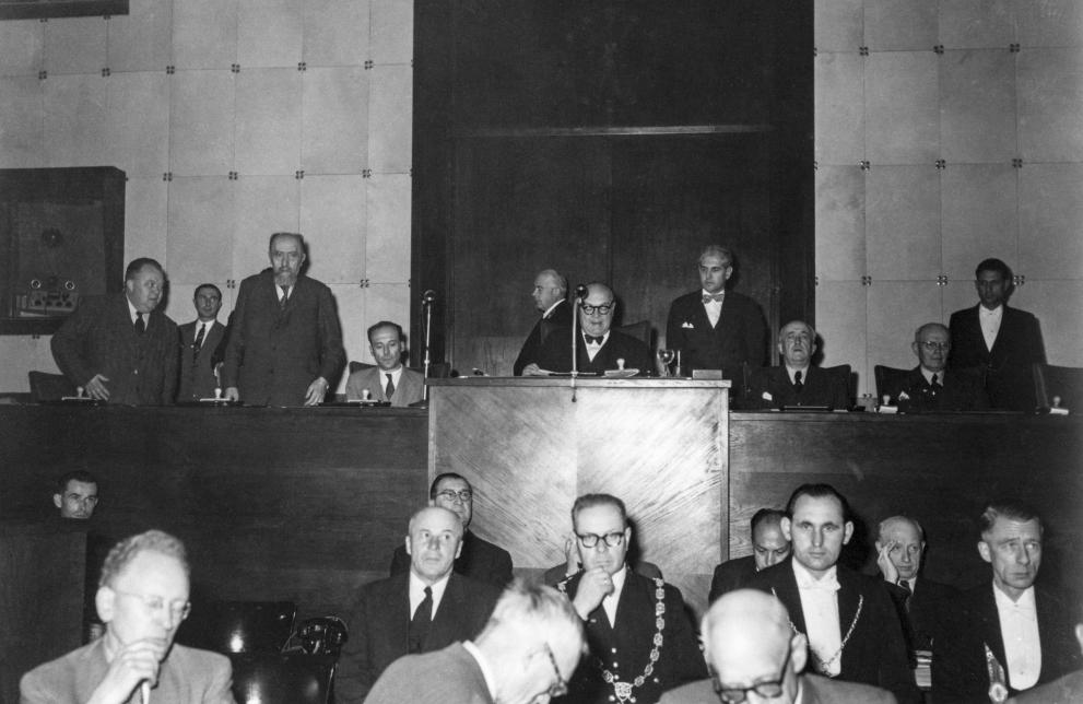 Präsident Paul-Henri Spaak bei einer Rede im Plenarsaal der Gemeinsamen Versammlung
